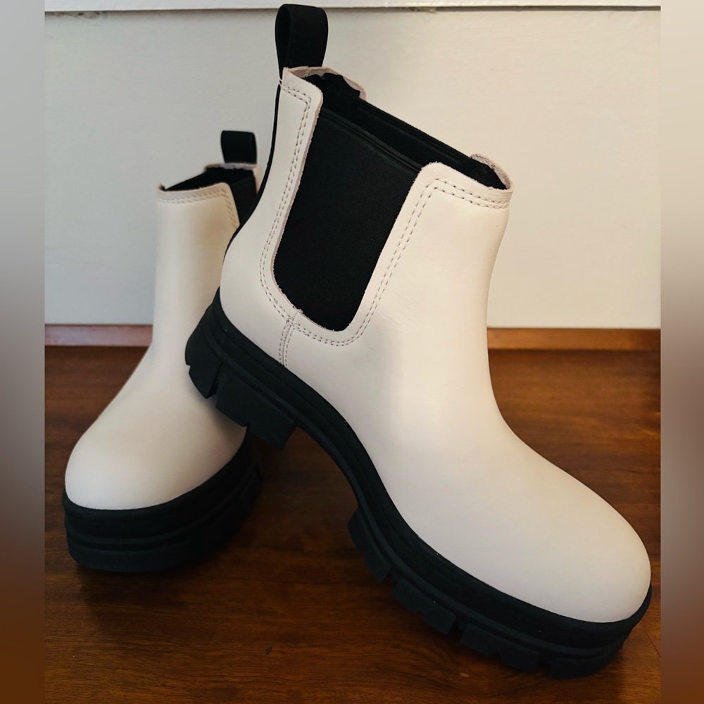 UGG Chelsea Boots white waterproof